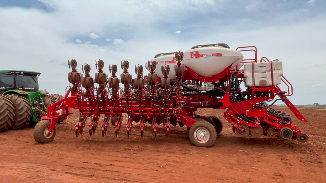 A máquina abre e fecha rapidamente, com um sistema exclusivo da marca, que levanta somente o módulo dos discos de corte e adubo, mantendo os discos de sementes num plano inferior para garantir o centro gravitacional baixo