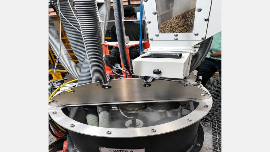 Figura 3: processamento de mistura dos materiais de revestimento às sementes de brachiária no Coater; fonte: Jacson Zuchi (09/2022)