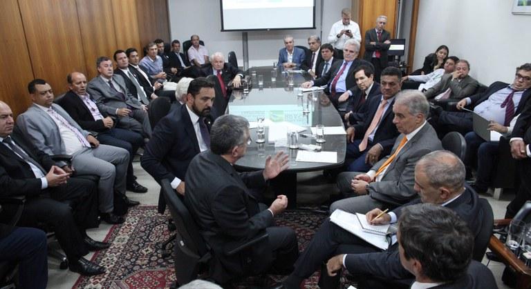 Marcos Pontes discute com parlamentares medidas para ajudar produtores de café