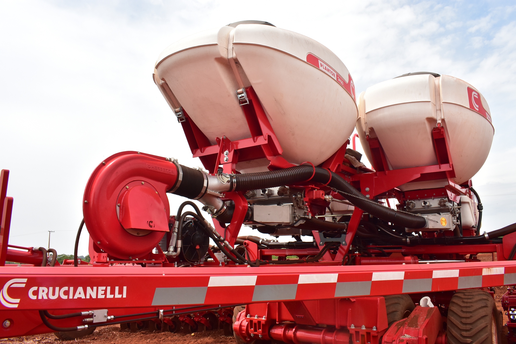 Os depósitos fabricados em polietileno, por um processo de rotomoldagem, estão arranjados na estrutura central, de forma que o depósito principal de sementes está à frente e os dois de fertilizantes atrás