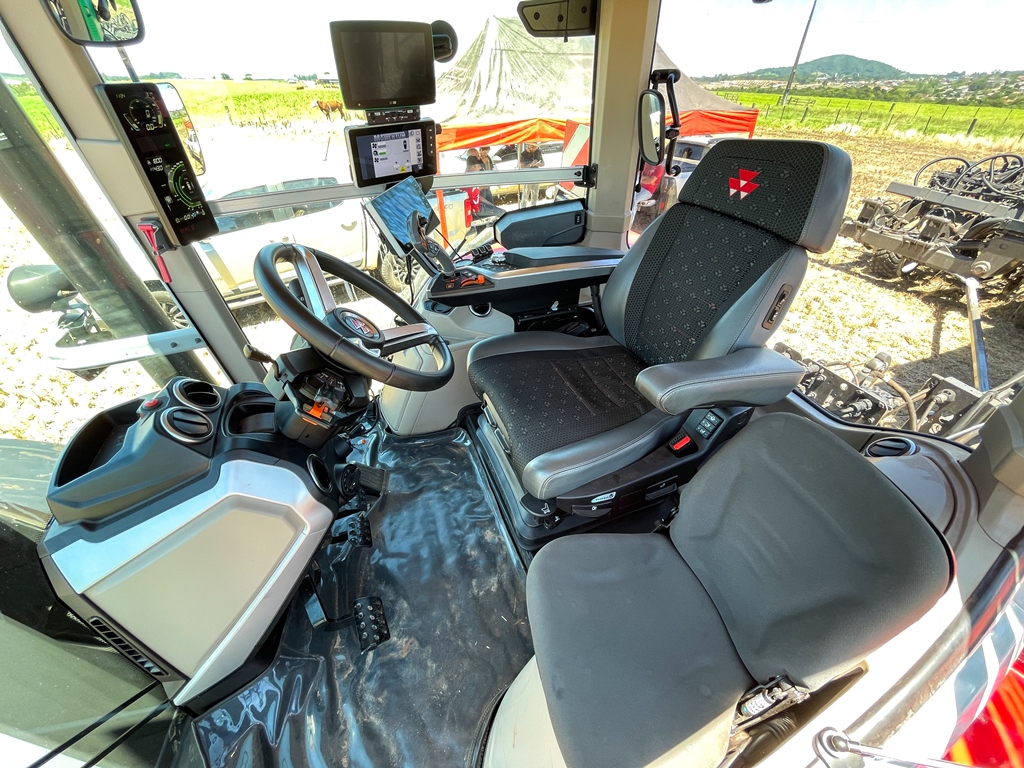 The cabin is of superior quality, with wide vision and many comfort components. On the operator's right are all the ergonomically distributed controls, as well as panels and screens that present the functions of the tractor and the implements being used.