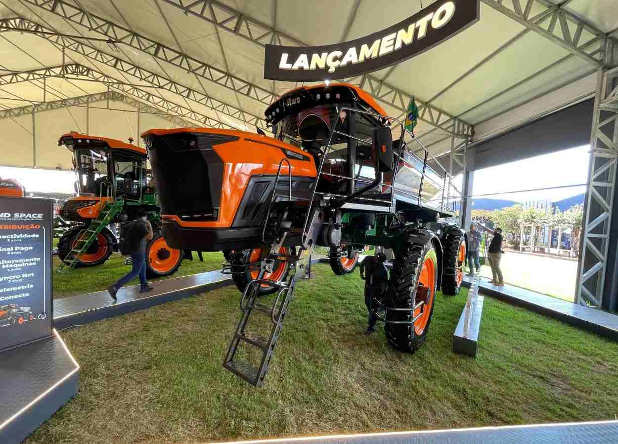 Novo distribuidor de fertilizantes autopropelido amplia capacidade para 9.000 kg e reforça eficiência no campo