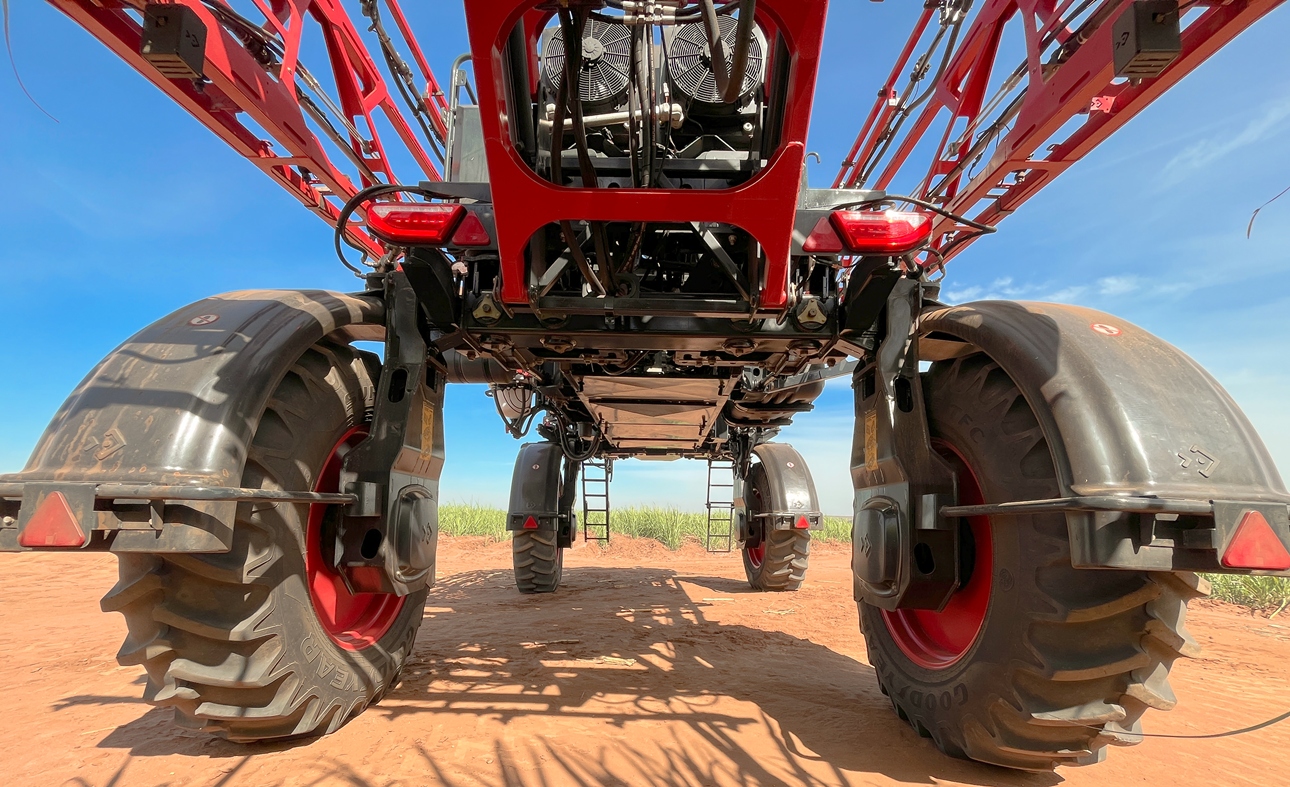 O Avola 3000 tem tração 4x4, com controle eletrônico de tração independente para cada roda, que pode realizar bloqueios em situações onde algum rodado está sem aderência, melhorando o desempenho no deslocamento