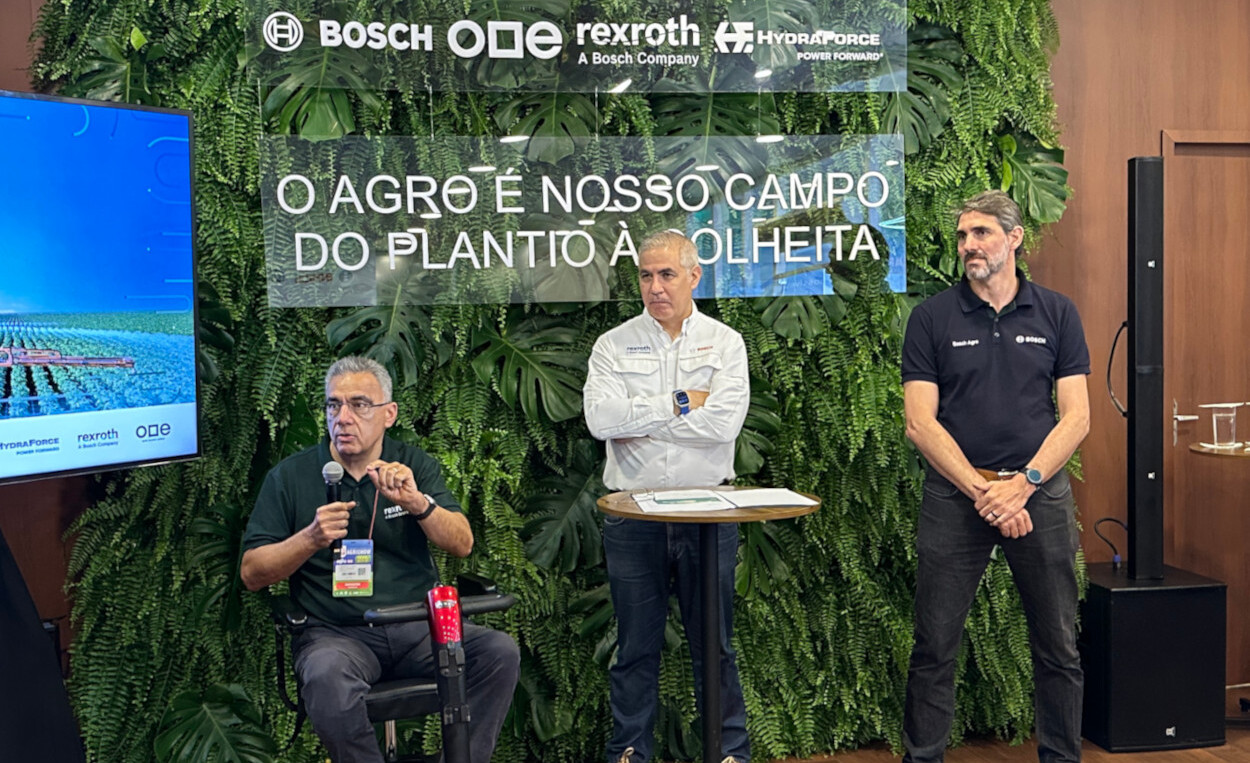 Mathias Schelp, vice presidente de agricultura inteligente da Bosch; Gastón Diaz Perez, CEO e presidente da Bosch América Latina; Manfred Al-Kayal, presidente regional da Bosch Rexroth América Latina