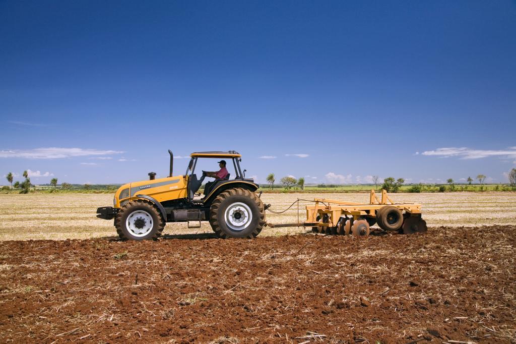 Operational performance assessment of agricultural tractors
