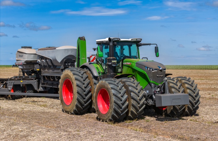 Tratores da Série 1000 Vario Gen4 chegam ao Brasil