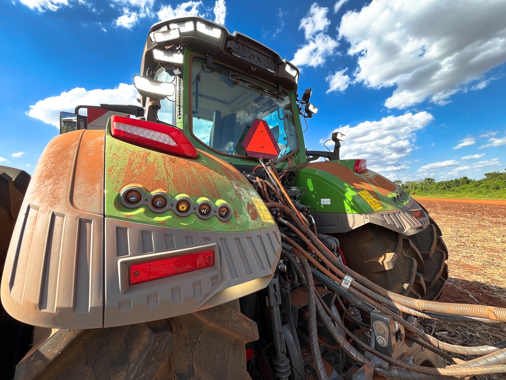 O comando externo do sistema hidráulico está colocado nos dois para-lamastraseiros. A capacidade de levante é de 10.500 kgf nos pontos de engate epode ser usado com dupla ação, para levantar ou baixar