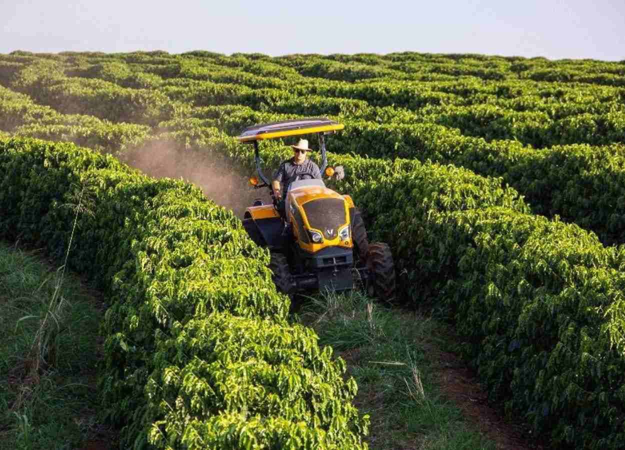 Valtra apresenta soluções em mecanização para a cultura do café