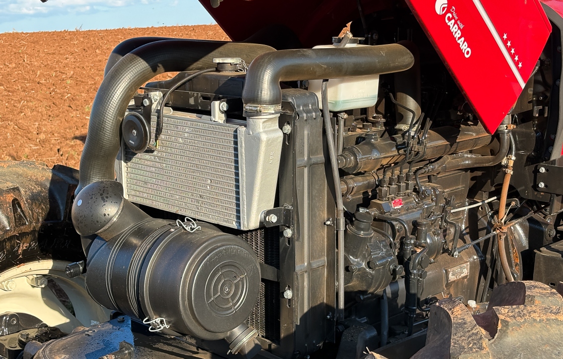 O motor que equipa o 9049 é da marca Preet, de 90 cv de potência máxima a 2.200 rpm, com turbocompressor e injeção mecânica de combustível