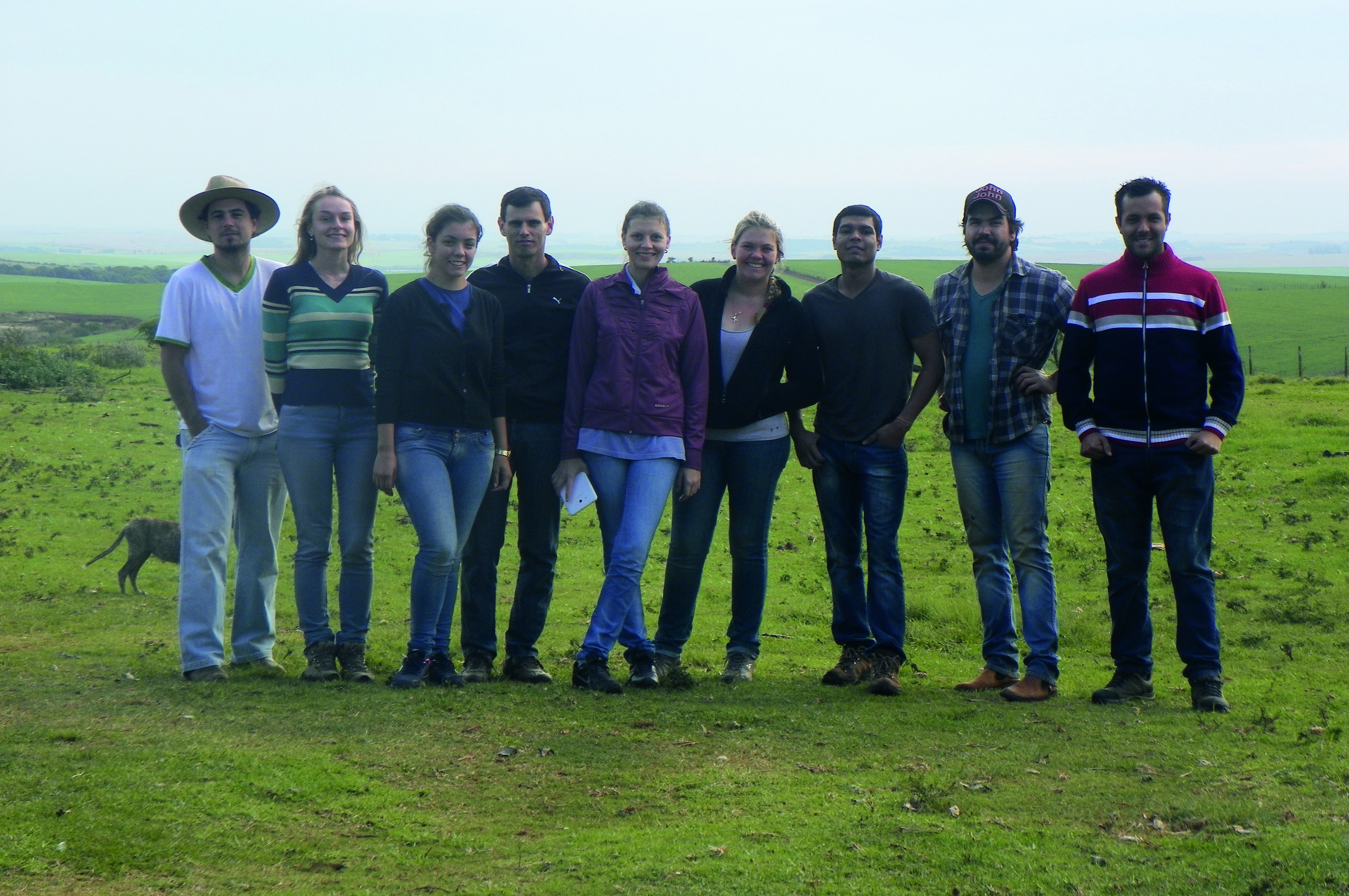 Juliane (ao centro) e Rodrigo (ao seu lado direito) juntamente com os demais estudantes do Laboratório de Biologia do Solo/UFSM que realizaram a pesquisa
