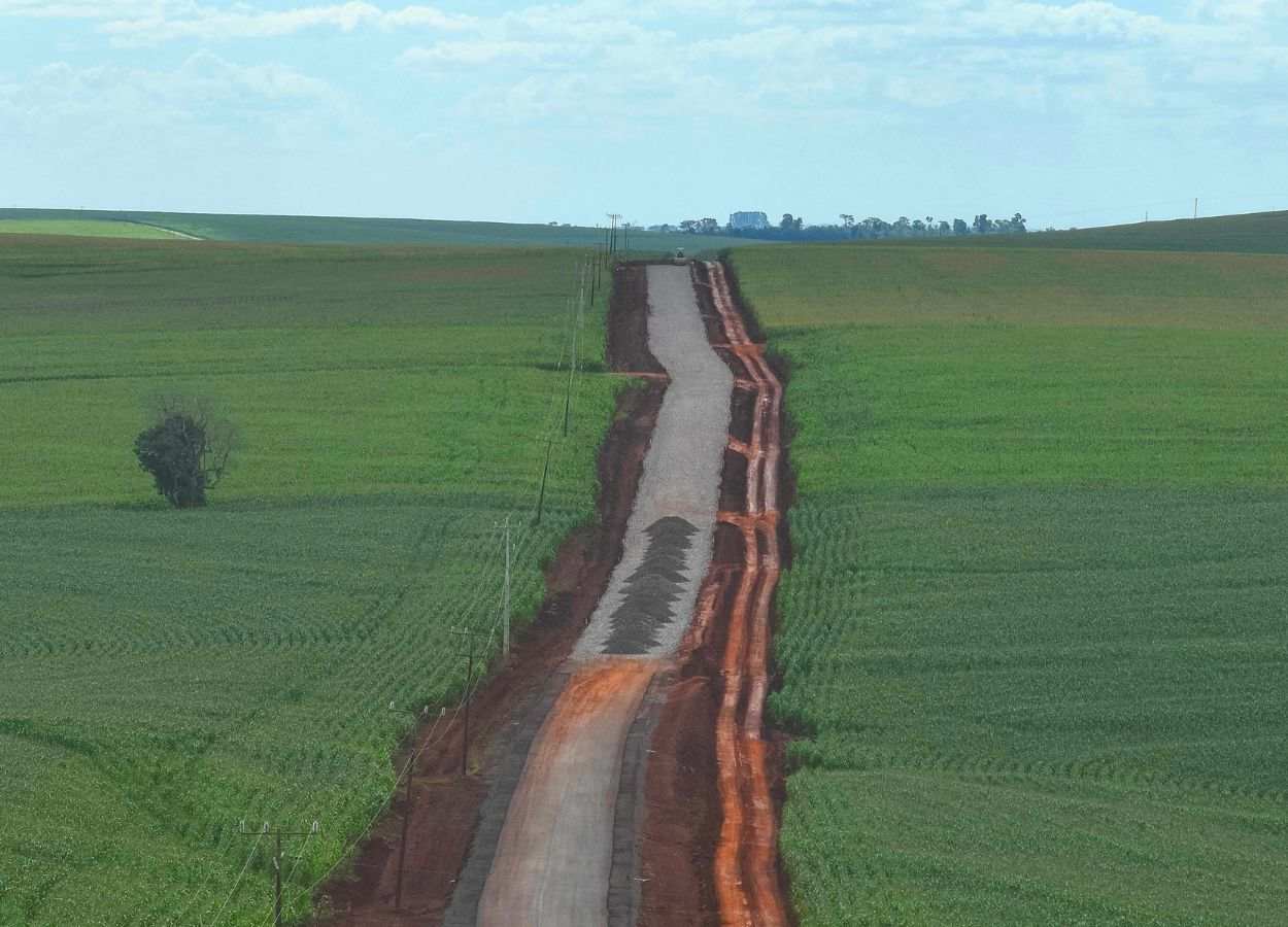 Paraná formaliza R$ 3,5 bilhões em pavimentação rural