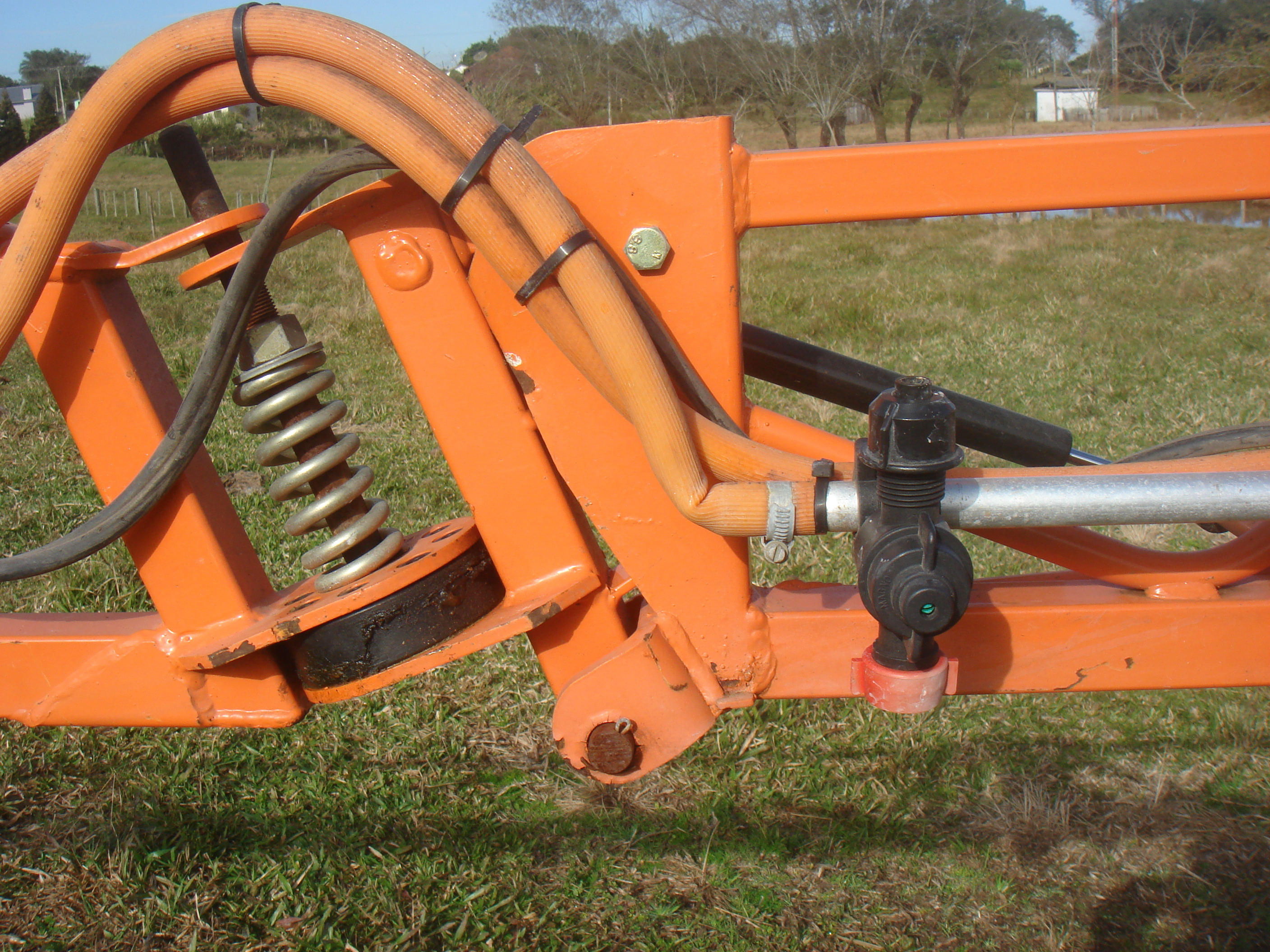 Posicionamento inadequado das mangueiras na barra de pulverização e obstrução do fluxo de calda no sistema hidráulico. 