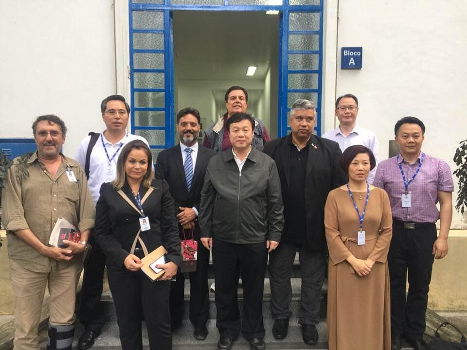 Delegação de província chinesa produtora de frutas visita a Embrapa