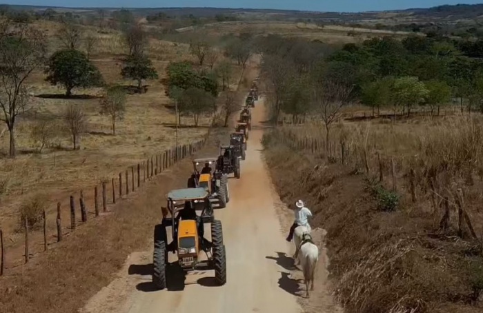 Expedição com 14 tratores percorre o Oeste da Bahia