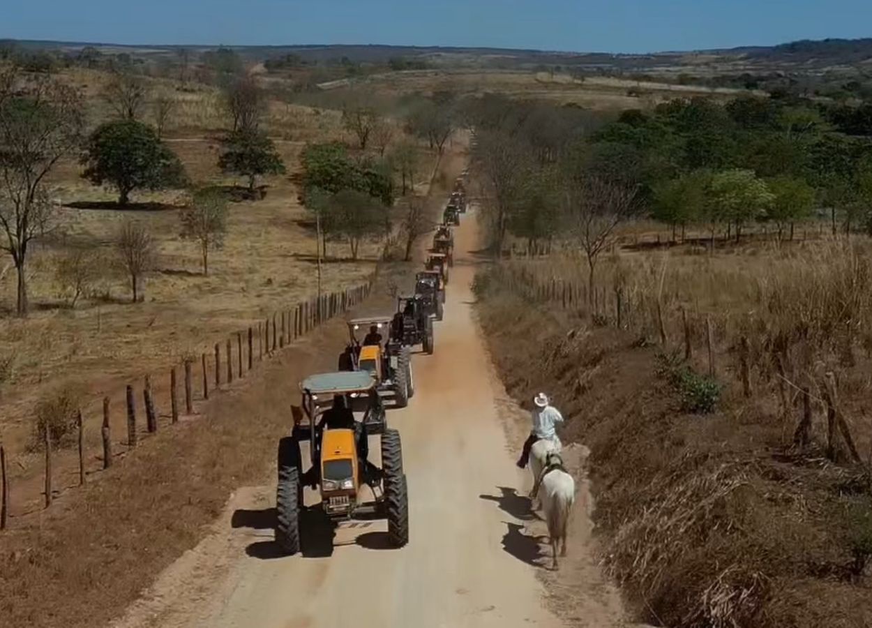 Expedição com 14 tratores percorre o Oeste da Bahia