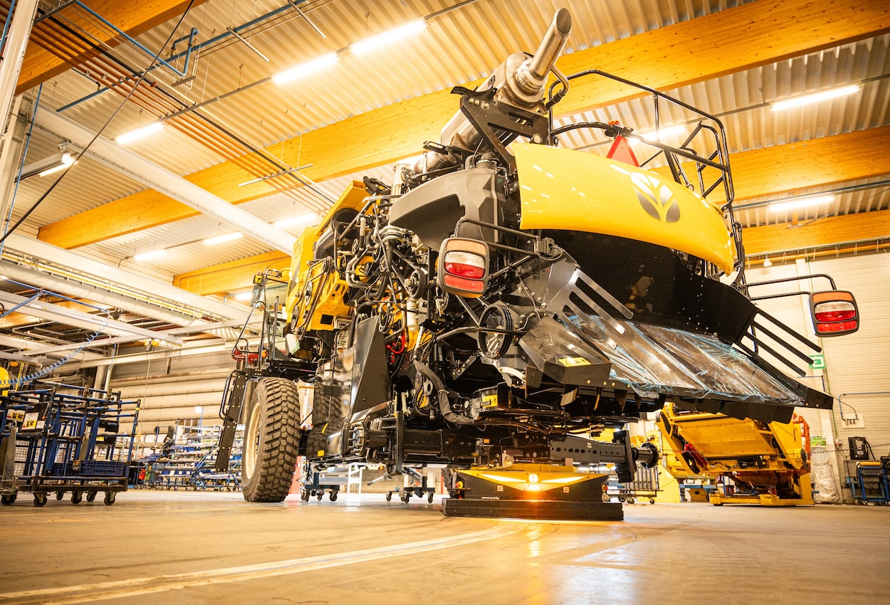 Veículos guiados automaticamente (AGVs) na fábrica da CNH Industrial em Zedelgem, Bélgica