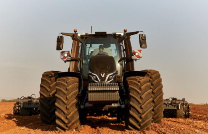 Valtra launches the Q5 tractor series at Agrishow 2024