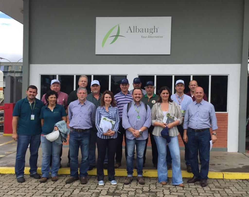 Americana Albaugh recebe executivos da revenda agrícola Qualicitrus na planta industrial de Resende-RJ