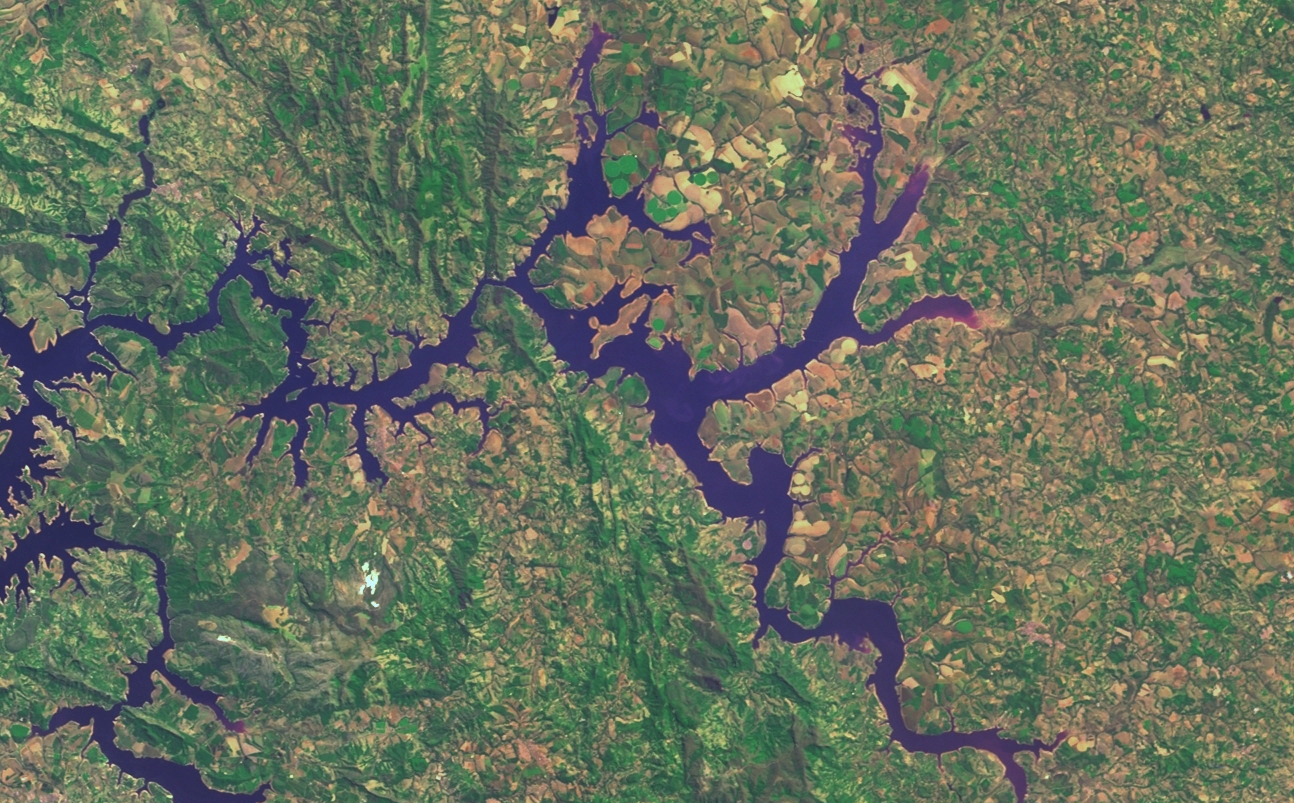 Figura 2. Imagem do Satélite Amazônia 1 sobre a região de Furnas-MG em 14/08/2021. Fonte das imagens: http://www2.dgi.inpe.br/catalogo/explore