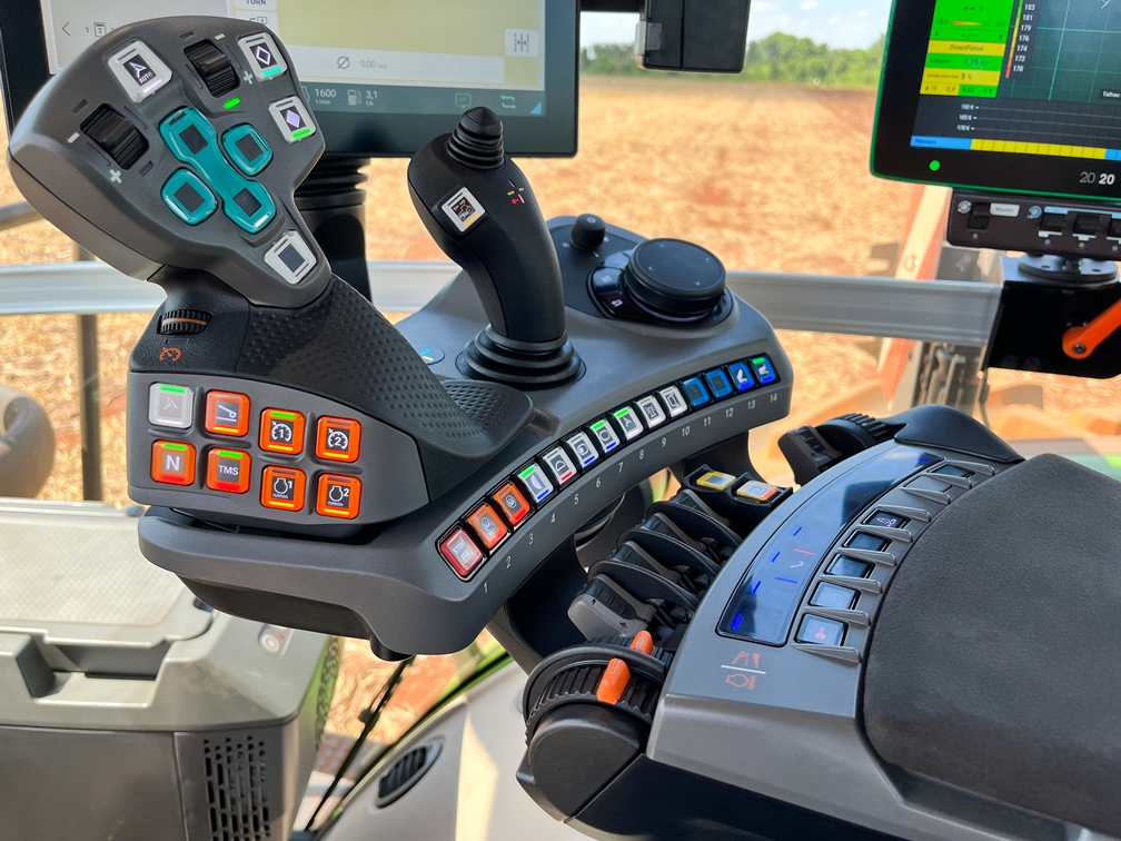 Com um posto de operador com quatro monitores, assento pneumático e console que integra todas as funções do trator, a cabina do 800 Vario Gen5 é uma exuberância de tecnologia e conforto