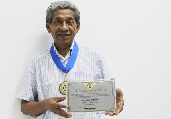 Pesquisador recebe homenagem por serviços prestados à agronomia