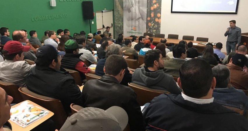 Fundecitrus recebe cem pessoas no primeiro curso sobre o novo controle do cancro cítrico em Araraquara, SP