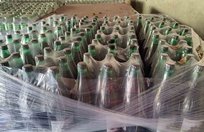 Mais de 4 mil garrafas de vinho irregular são apreendidas no RS