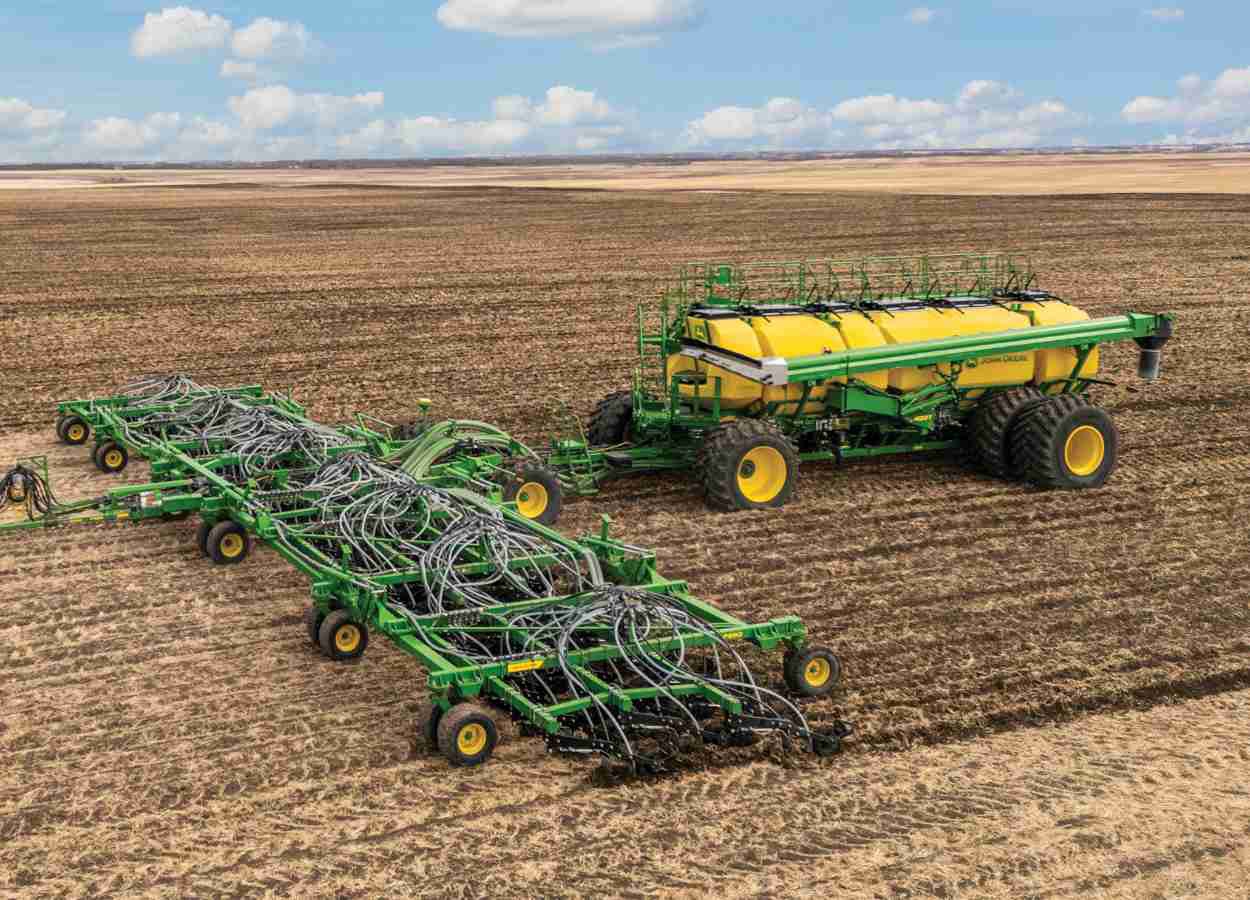Carreta pneumática recebe cinco tanques, dosadores elétricos e integração com plataforma de gestão agrícola