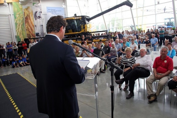 Grupo Amish se reúne na primeira fábrica da New Holland no Brasil