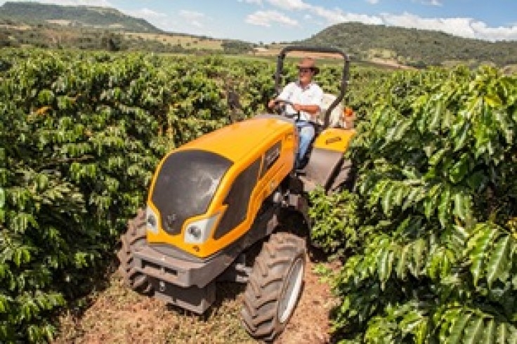 Valtra aposta em tratores compactos para conquistar cafeicultores mineiros
