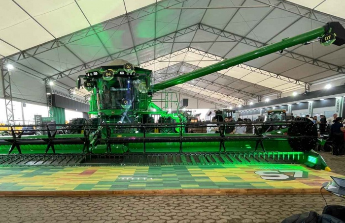 John Deere apresenta a colhedora S7 na Expointer 2025