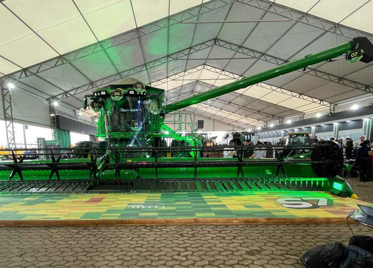 John Deere apresenta a colhedora S7 na Expointer 2025