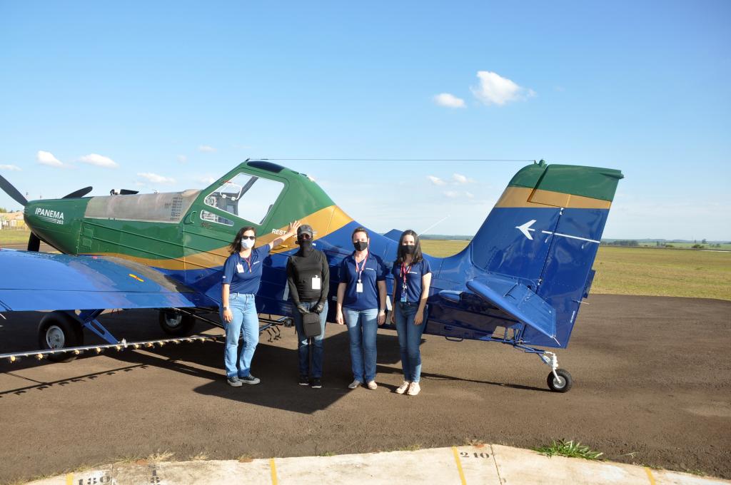 Encontro de duas pilotos marca entrega do avião Ipanema
