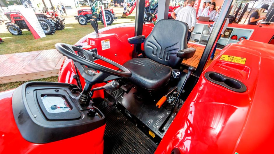 O Mahindra 7095 possui versões plataformada e cabinada