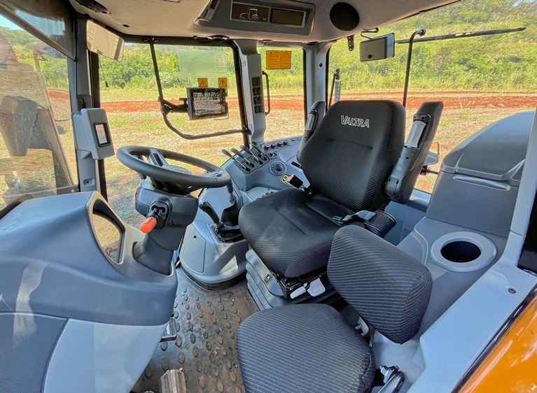 A cabina Comfort Plus apresenta novos tecidos de revestimento e um confortável assento, dotado de descansa braços, e assento de acompanhante; no lado esquerdo, um pequeno refrigerador comporta várias embalagens e líquidos