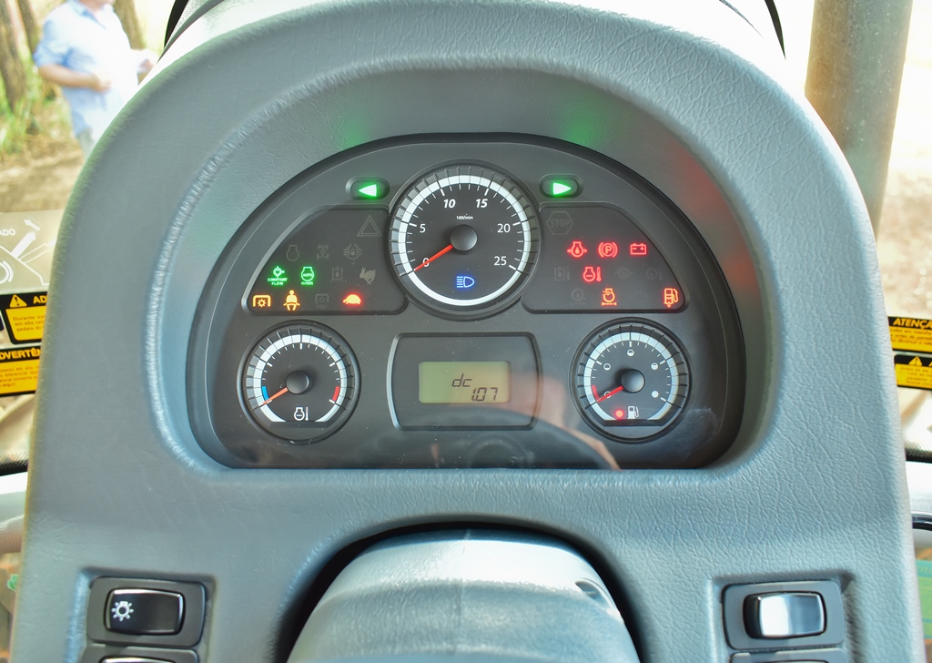 Painel com tacômetro, termômetro, medidor de combustível e um painel digital com informações da rotação do motor, consumo instantâneo, horímetro e indicação da velocidade da TDP