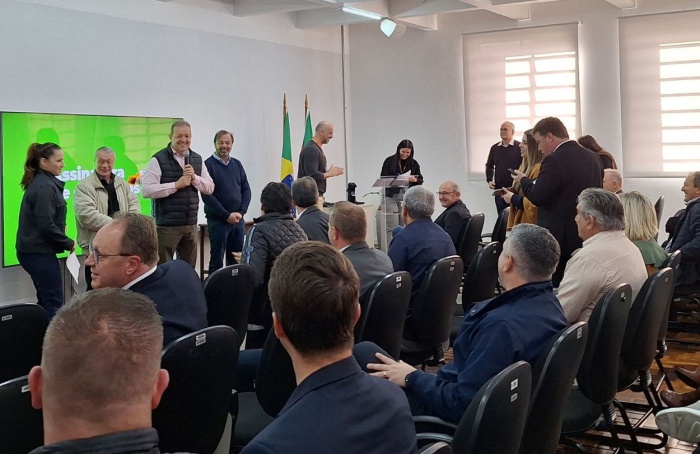 RS firma convênios para recuperar estradas rurais