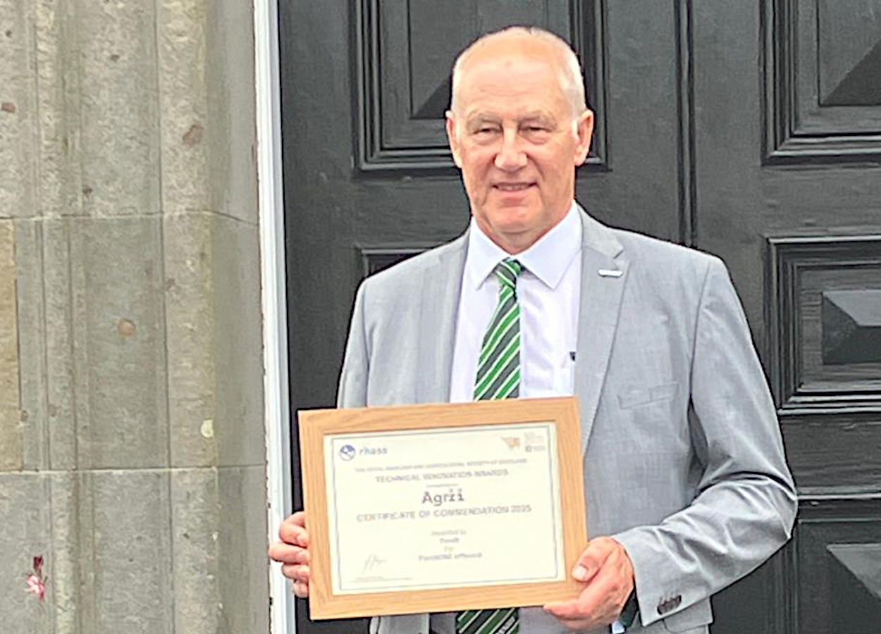 Alan Whitlow (gerente de vendas da Fendt para o Norte da Inglaterra e Escócia) recebeu o certificado