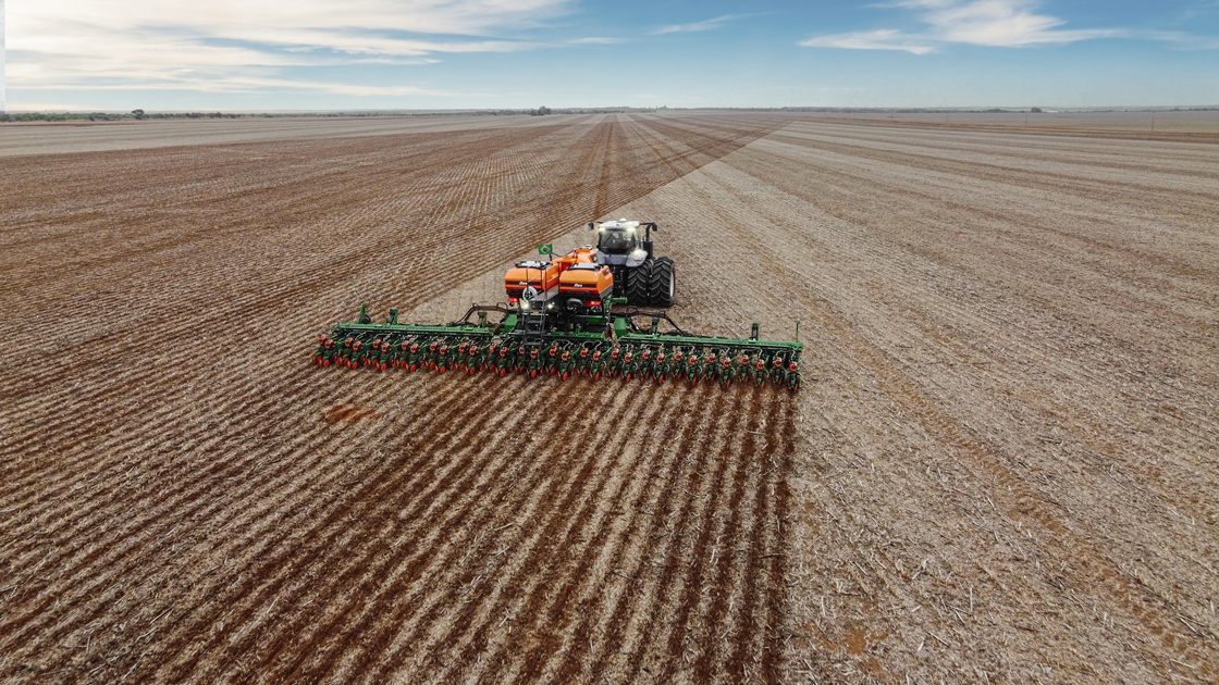 A plantadora é equipada com sistema de sementes miúdas, que permite a semeadura consorciada, combinando duas ou mais espécies na mesma área
