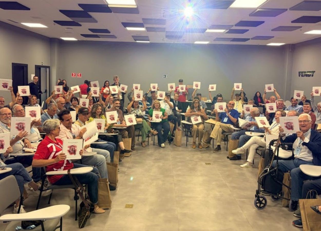 Massey Ferguson lança livro com memórias de ex-colaboradores