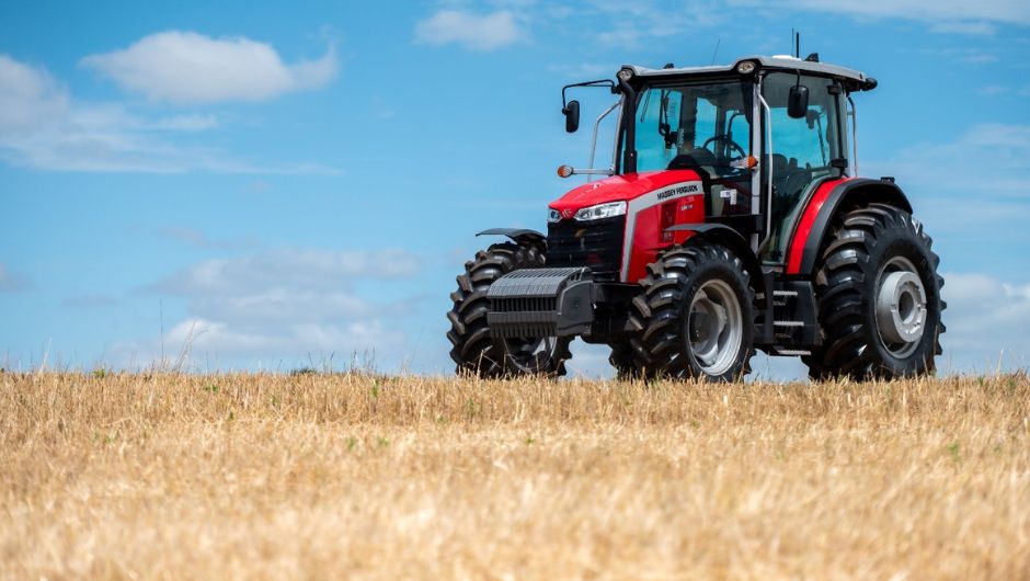 Trator MF 5M