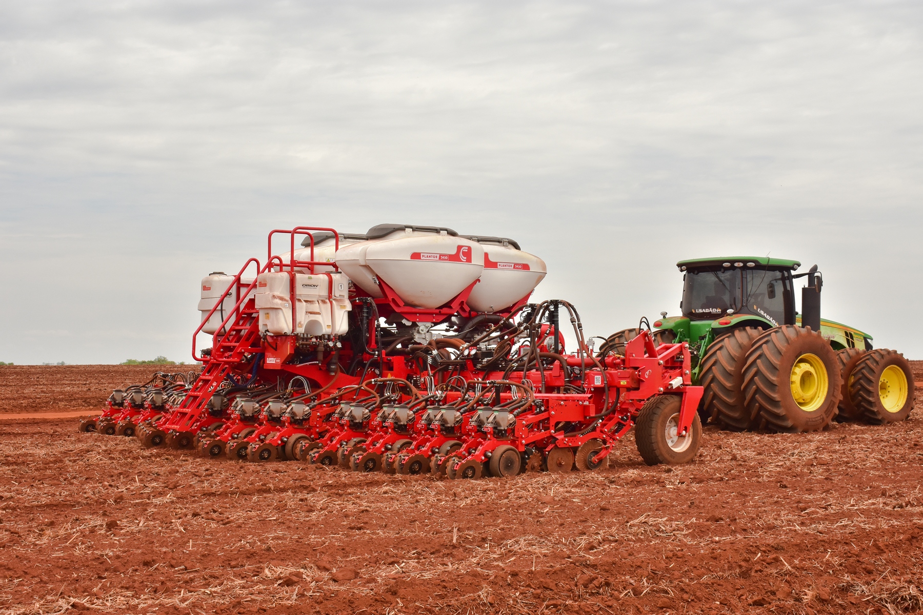 A semeadora Plantor 2450 que testamos é da família Plantor, talvez a mais importante fabricada atualmente pela marca e que foi escolhida para o Brasil, pela reconhecida exigência do nosso mercado