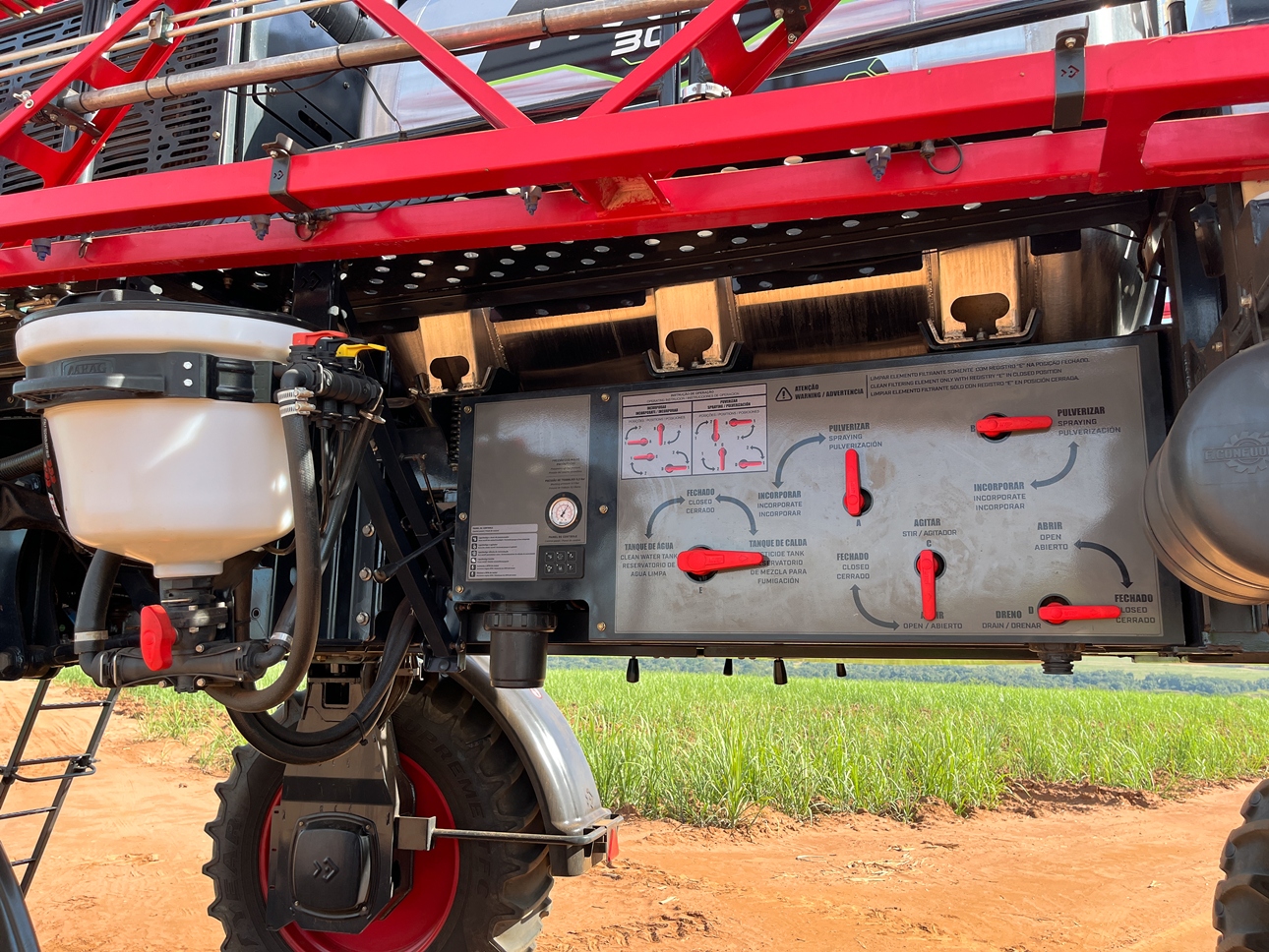 Na lateral, incorporador de produtos e painel de controle do sistema de abastecimento e circulação de produto