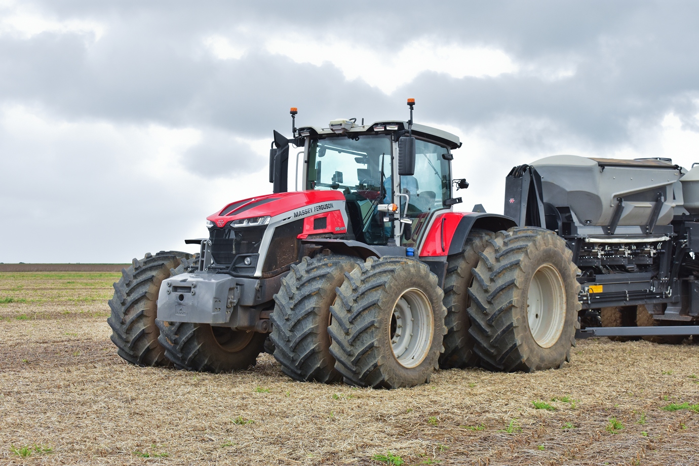 A transmissão utilizada nesta série é a Dyna-VT, que é a mesma da série MF 8S Xtra, desenvolvida e fabricada pela própria AGCO