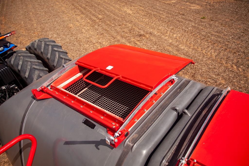 With a 12 thousand liter tank, the Evo has a working autonomy of approximately 60ha in an application of 200kg/ha