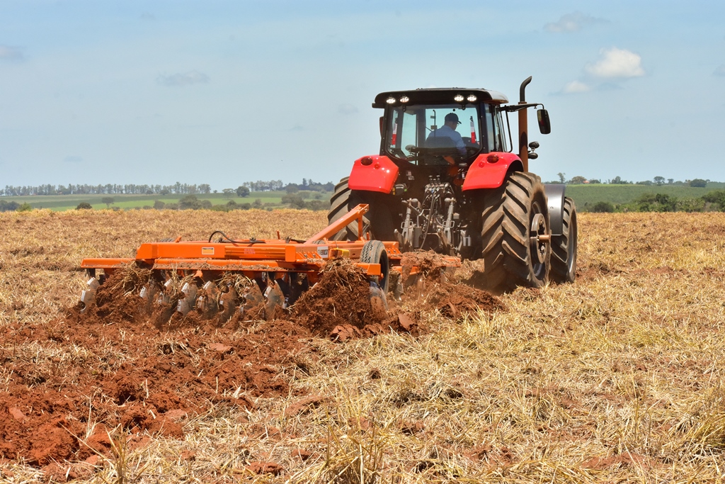 O trabalho com grade foi realizado numa área de preparo de solo para cana-de-açúcar