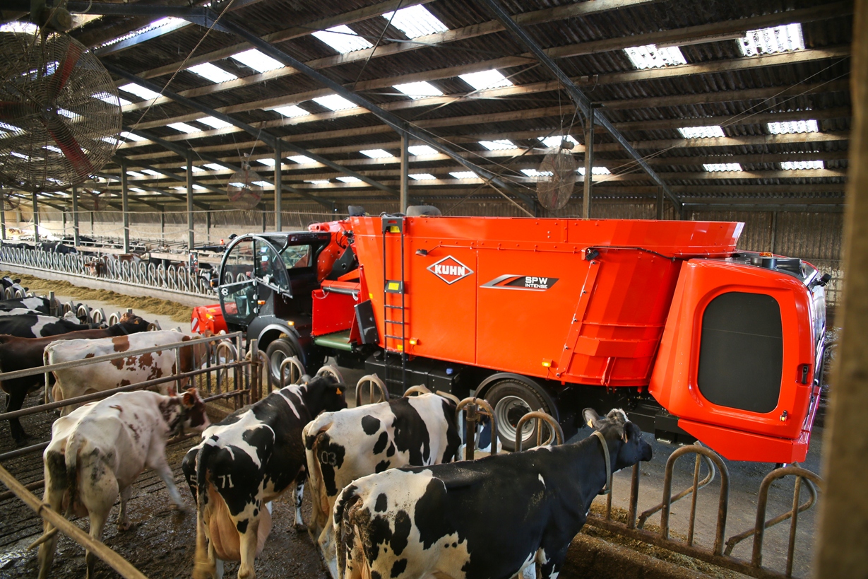 Desenvolvida para grandes propriedades e sistemas de alimentação intensiva, a série SPW oferece capacidades de mistura entre 19 m³ e 27 m³