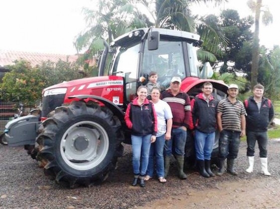 Massey Ferguson e Concessionária SAMA entregam primeiro trator MF 6712R Dyna-4 em SC