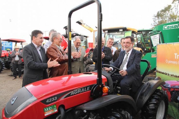 Ministro Patrus Ananias conhece o tratos Agrale 4233
