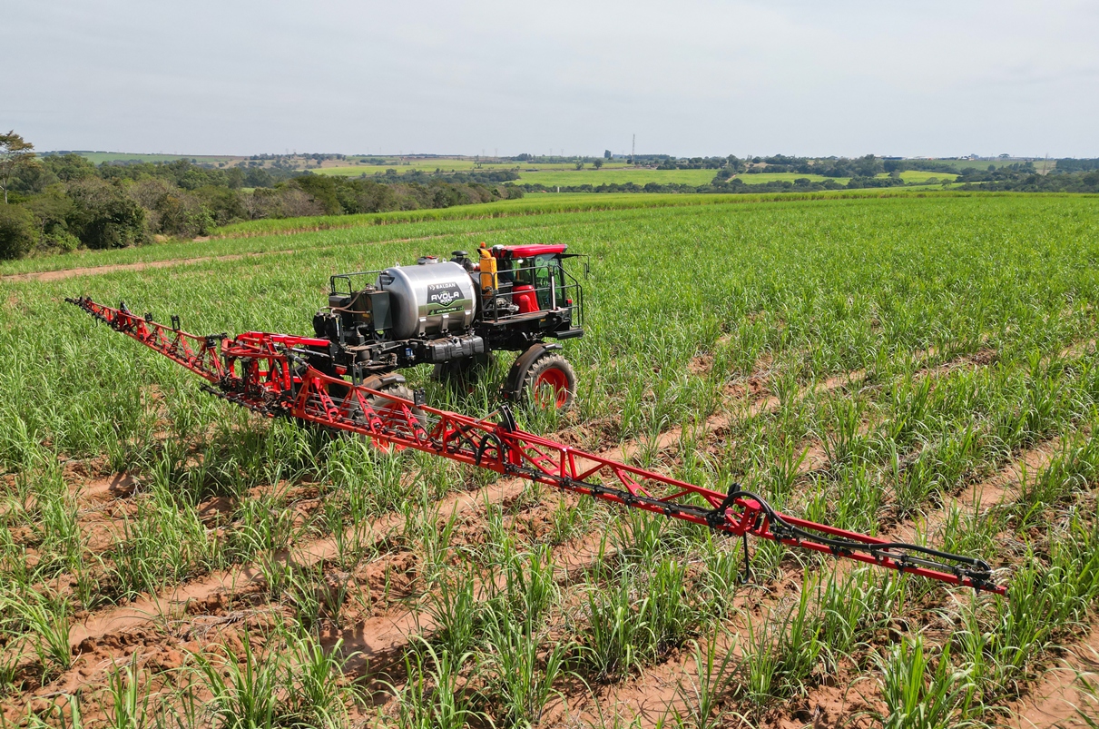 Projetado para trabalhar em lavouras canavieiras, o Avola 3000 possui motor com 260 cv de potência, depósito de produtos em aço inoxidável com capacidade de 3 mil litros e sistema automático de abertura e fechamento de bitola